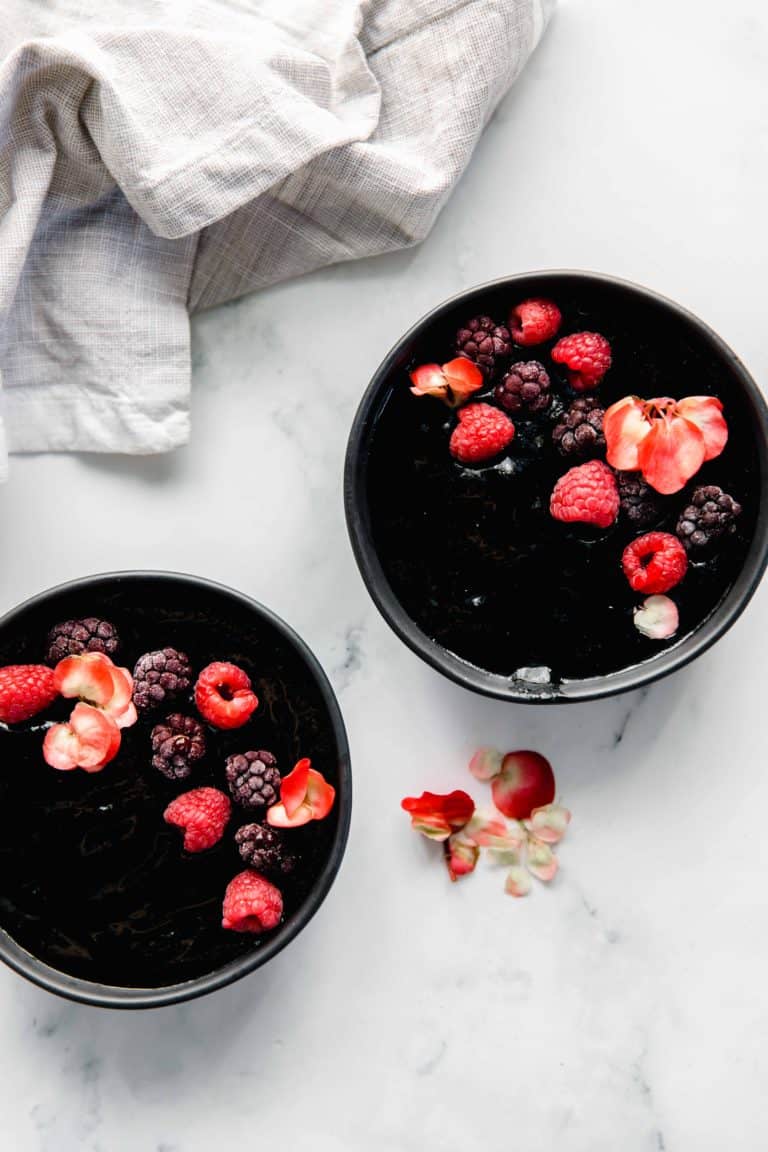 This quick, vegan Activated Charcoal Smoothie Bowl is a great detoxifying start to the day. It's oh-so easy and oh-so pretty to make! If you're looking for a beautiful breakfast packed full of health benefits and sweet, fresh flavours then this one's for you! 