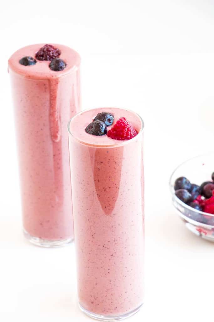 Berry Booster Smoothie - This berry booster smoothie is packed with vitamins and antioxidants and will give you an energy and mood boost for the whole day.