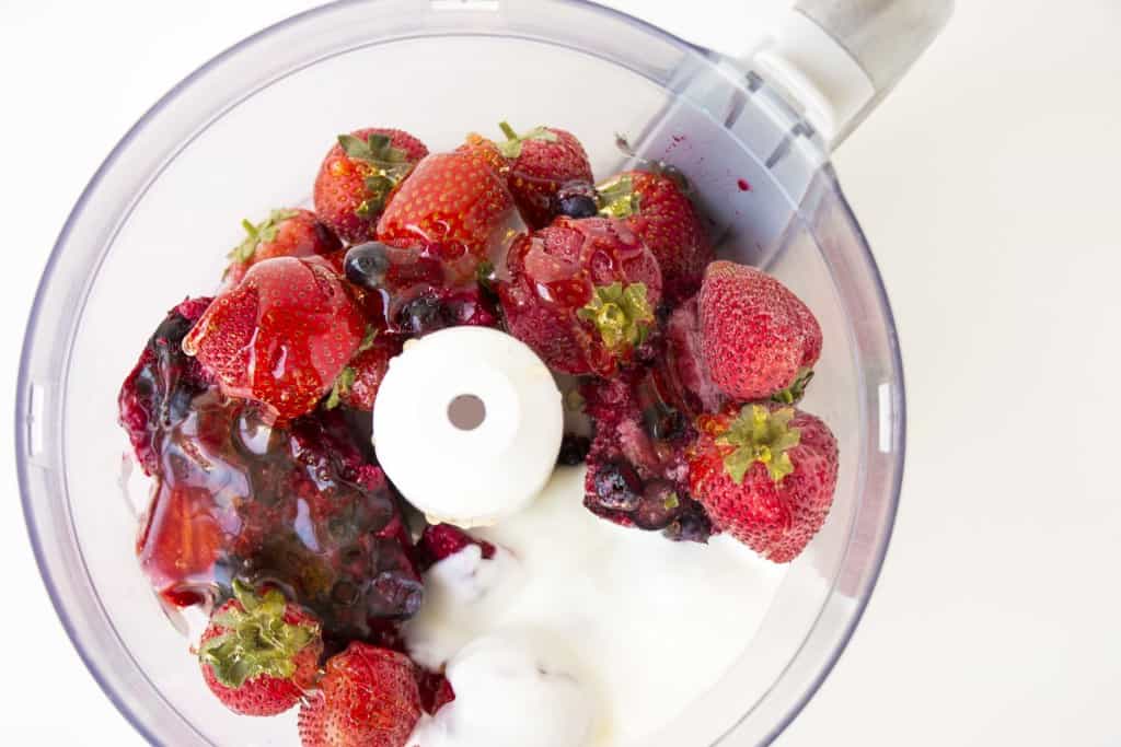 Healthy Vegan Berry Frozen Yoghurt - A healthy and delicious recipe that takes less than 10min to make.