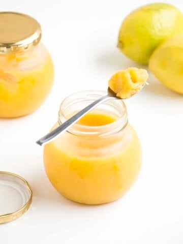 Easy Homemade Lemon Curd - A delicious zesty lemon curd that is the perfect filling for any cake or delicious on its own.