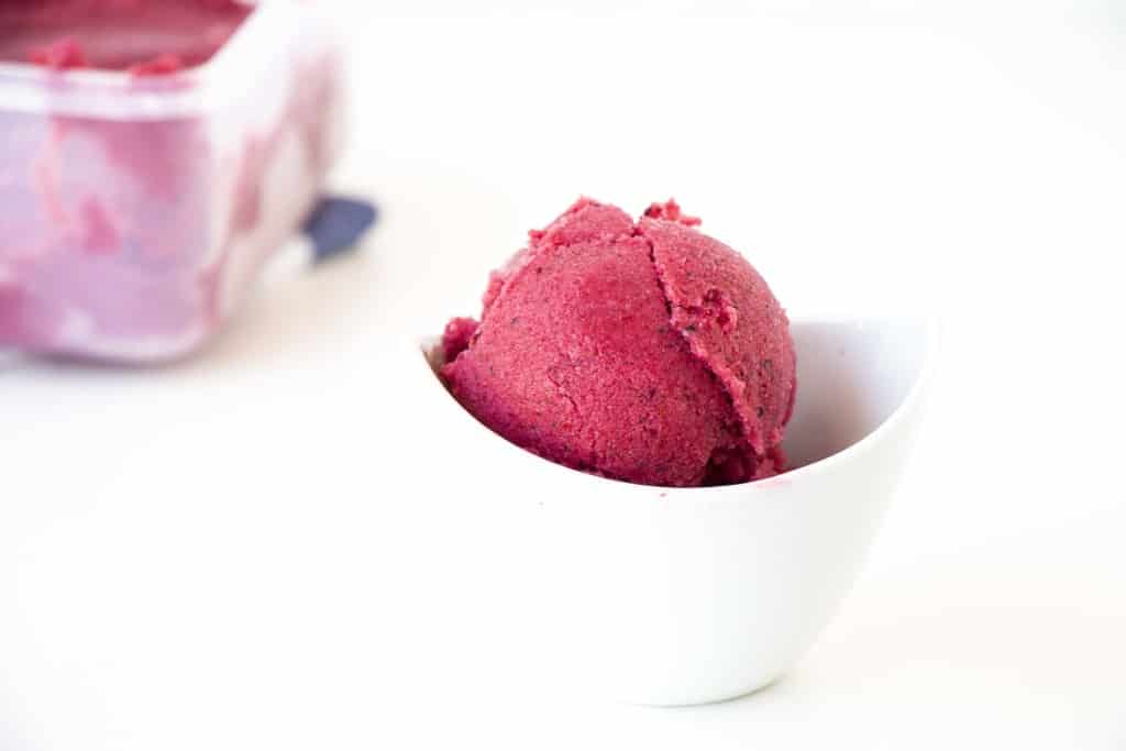 Healthy Vegan Berry Frozen Yoghurt - A healthy and delicious recipe that takes less than 10min to make.