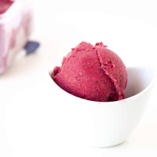 Healthy Vegan Berry Frozen Yoghurt - A healthy and delicious recipe that takes less than 10min to make.