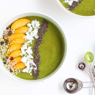 Matcha Peach Smoothie Bowl - The ultimate healthy breakfast or snack that looks beautiful, tastes delicious and is insanely easy to make. Packed with tons of antioxidants and nutrients.