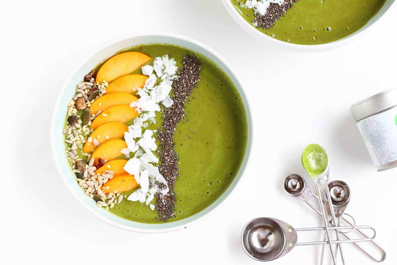 Matcha Peach Smoothie Bowl - The ultimate healthy breakfast or snack that looks beautiful, tastes delicious and is insanely easy to make. Packed with tons of antioxidants and nutrients.