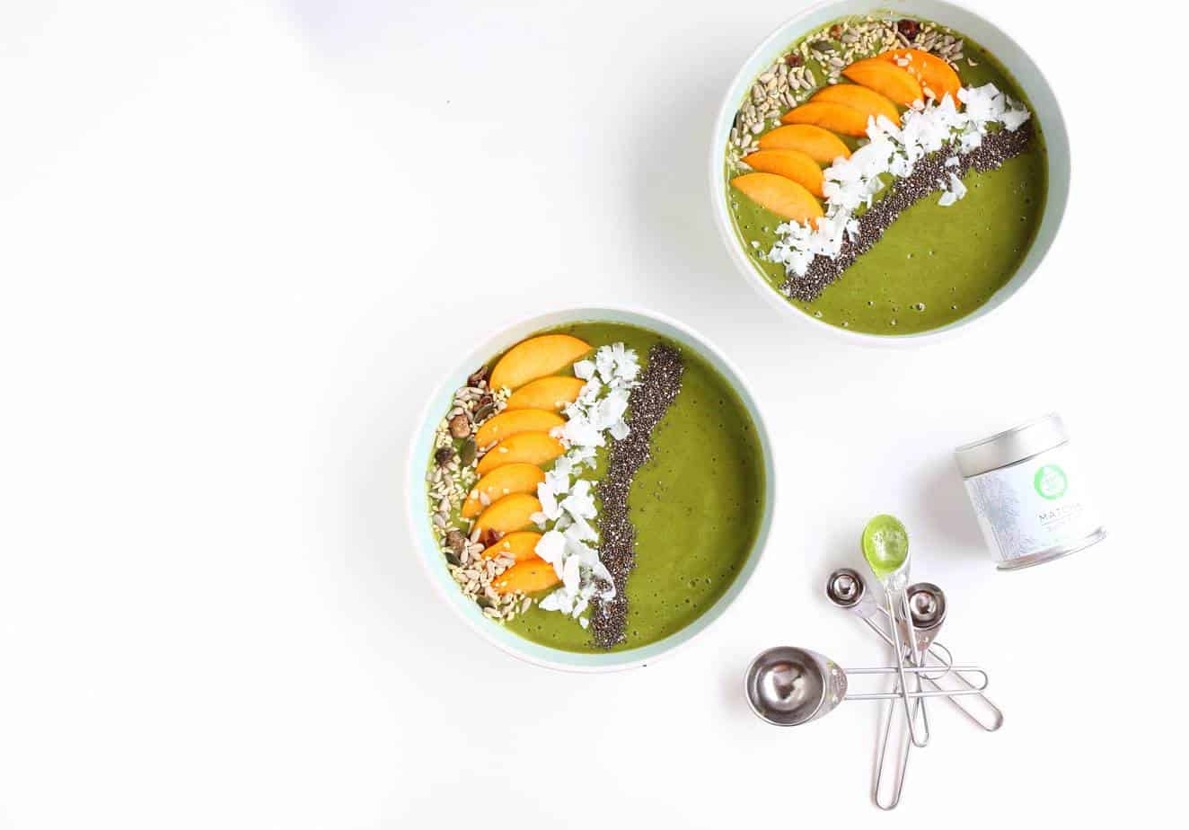 Matcha Peach Smoothie Bowl - The ultimate healthy breakfast or snack that looks beautiful, tastes delicious and is insanely easy to make. Packed with tons of antioxidants and nutrients.