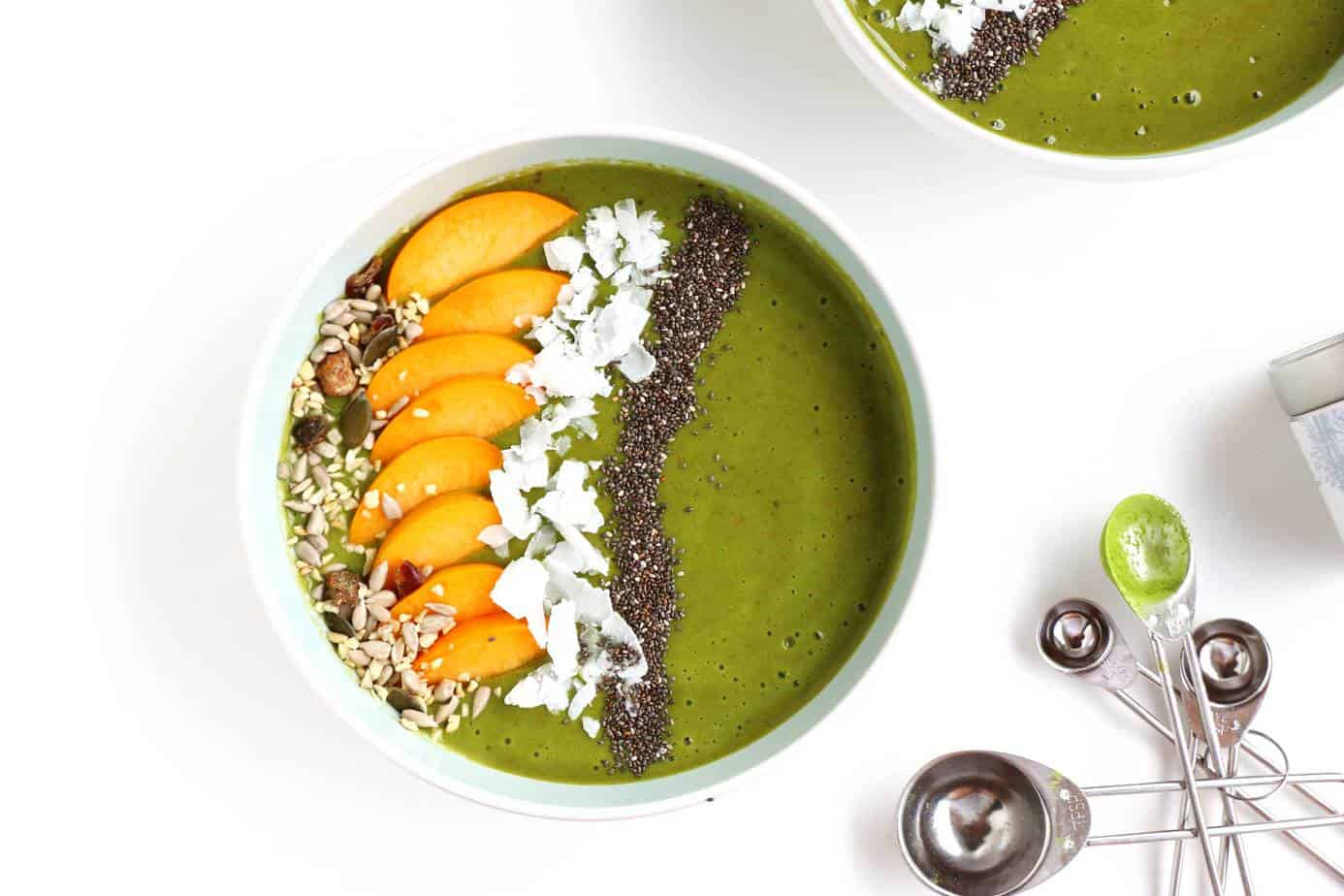 Matcha Peach Smoothie Bowl - The ultimate healthy breakfast or snack that looks beautiful, tastes delicious and is insanely easy to make. Packed with tons of antioxidants and nutrients.