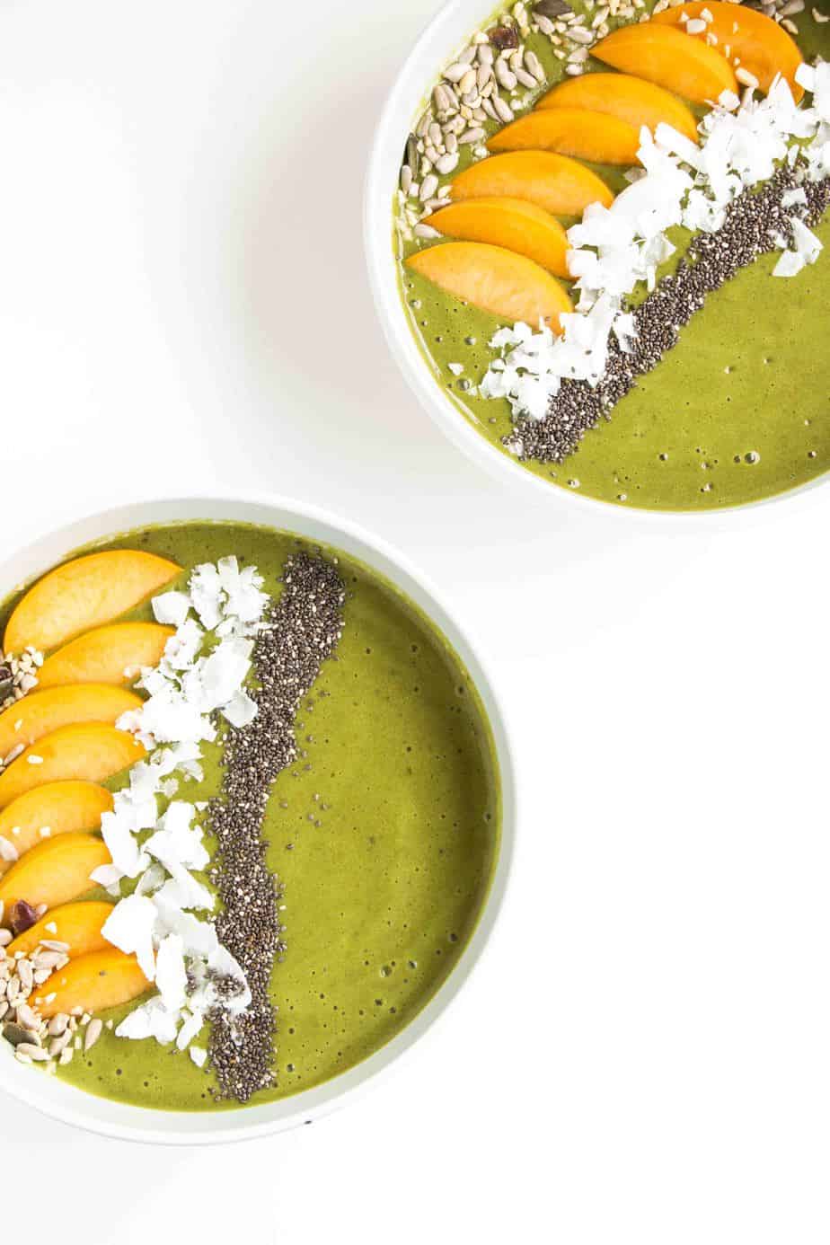 Matcha Peach Smoothie Bowl - The ultimate healthy breakfast or snack that looks beautiful, tastes delicious and is insanely easy to make. Packed with tons of antioxidants and nutrients.