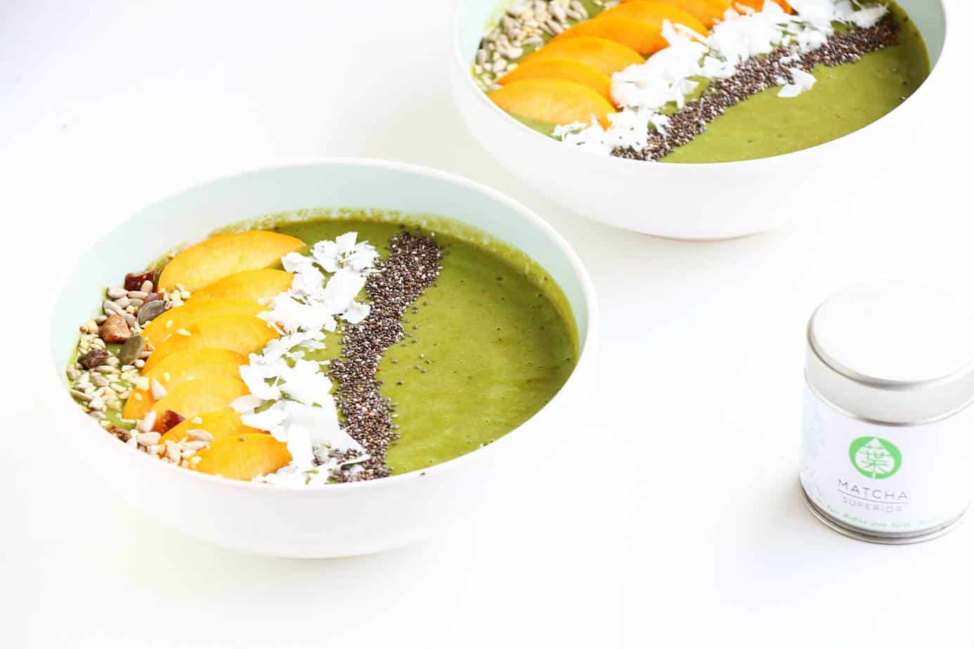 Matcha Peach Smoothie Bowl - The ultimate healthy breakfast or snack that looks beautiful, tastes delicious and is insanely easy to make. Packed with tons of antioxidants and nutrients.