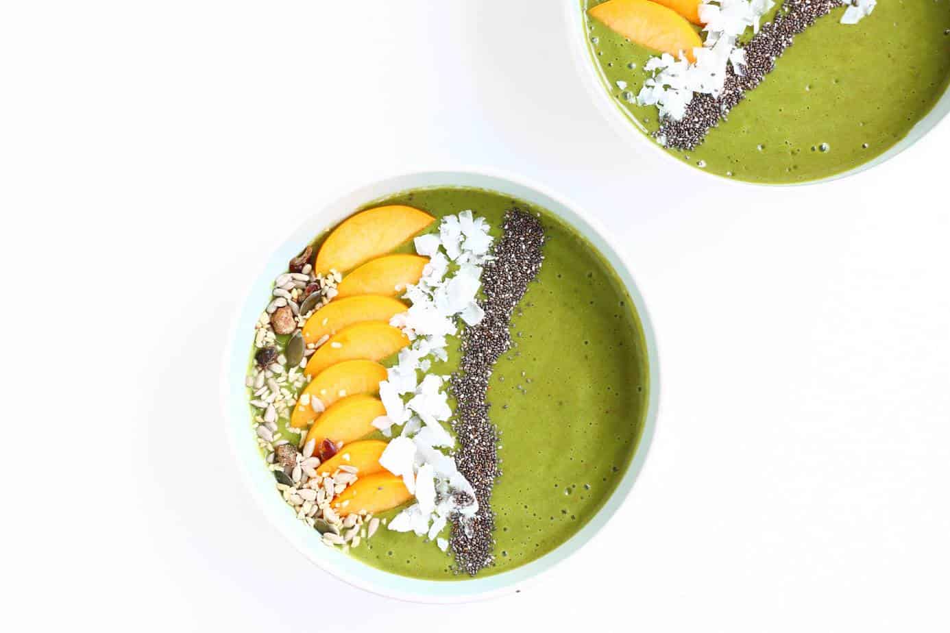 Matcha Peach Smoothie Bowl - The ultimate healthy breakfast or snack that looks beautiful, tastes delicious and is insanely easy to make. Packed with tons of antioxidants and nutrients.