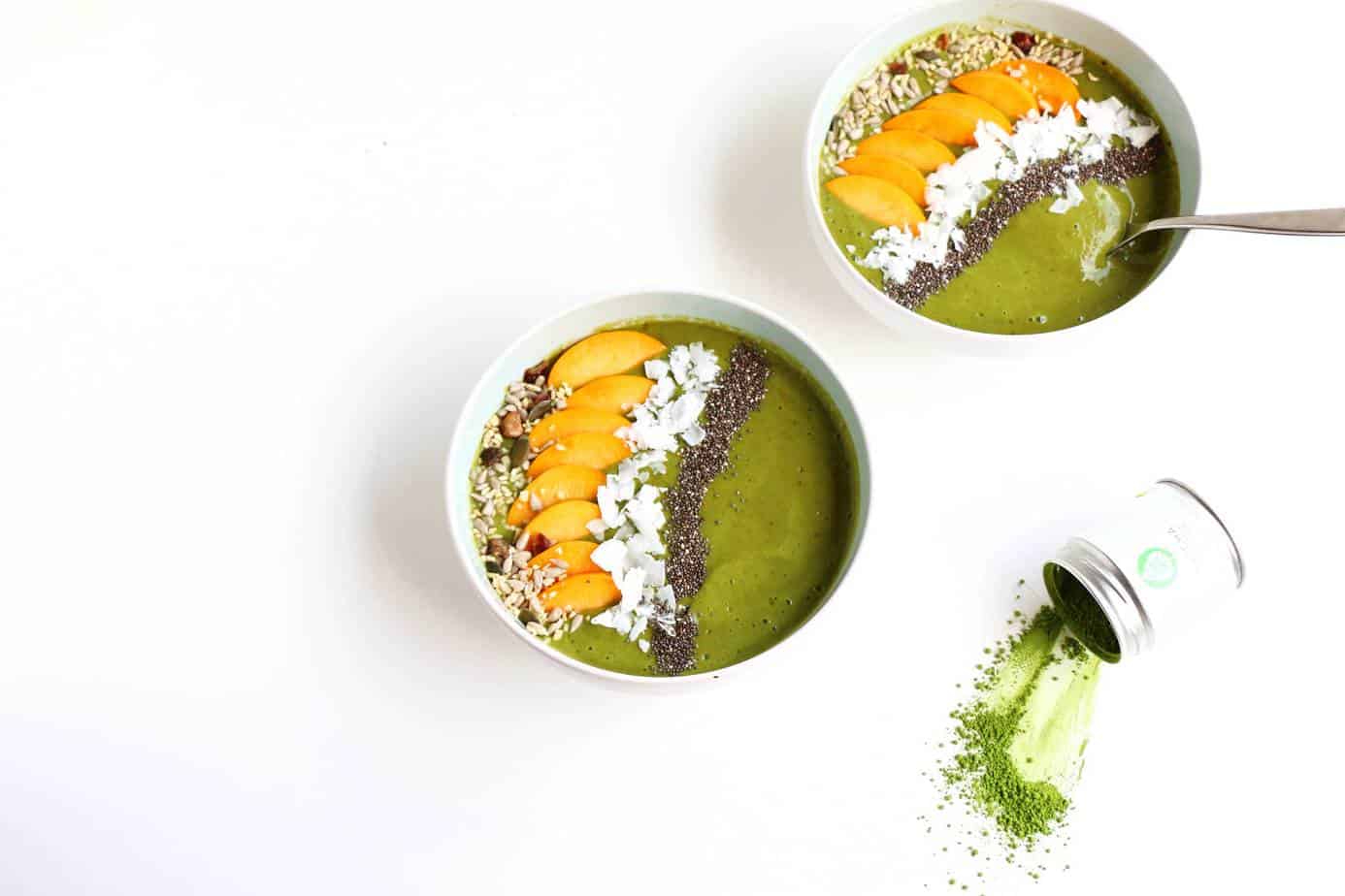 Matcha Peach Smoothie Bowl - The ultimate healthy breakfast or snack that looks beautiful, tastes delicious and is insanely easy to make. Packed with tons of antioxidants and nutrients.