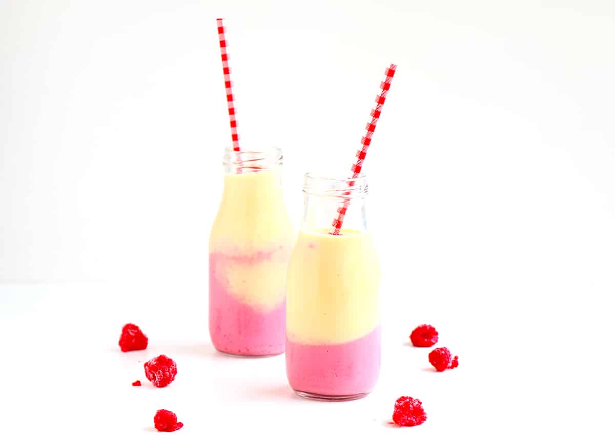 Raspberry Pineapple Smoothie - Fresh, fruity and oh so delicious. Packed with tons of vitamin C and antioxidants, plus it's vegan.