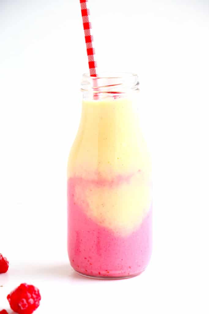 Raspberry Pineapple Smoothie - Fresh, fruity and oh so delicious. Packed with tons of vitamin C and antioxidants, plus it's vegan.