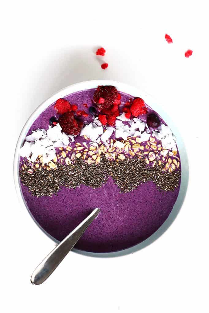 Coconut Berry Smoothie Bowl - A delicious healthy smoothie bowl packed with antioxidants and protein and so quick and easy to make. Vegan, gluten free and delicious.
