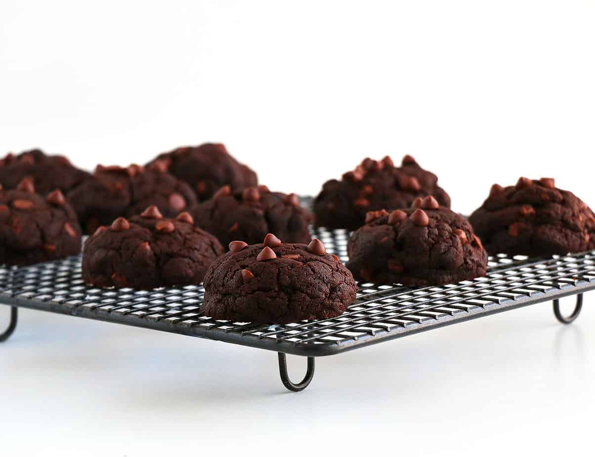 Cookies on a cooling rack.