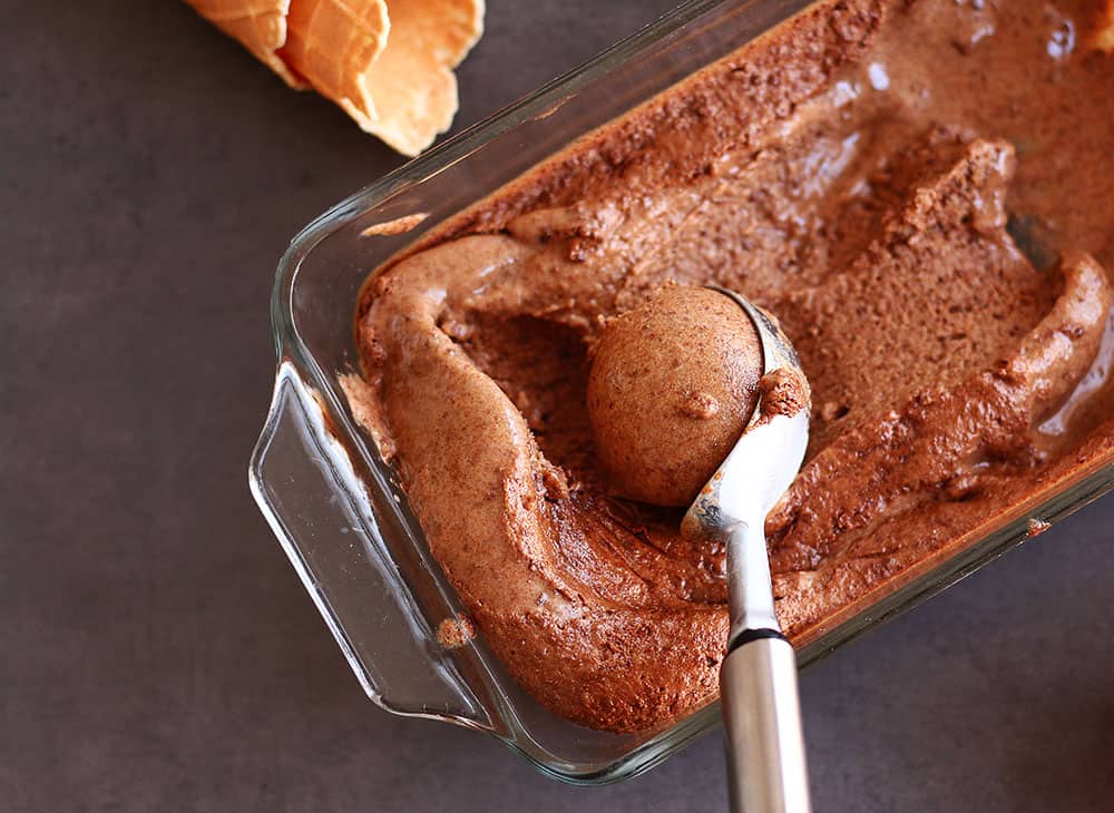 5min Chocolate Nice Cream - A delicious dairy free and sugar ice cream recipe that you can whip up in 5min. Vegan and gluten free, but still creamy and delicious.