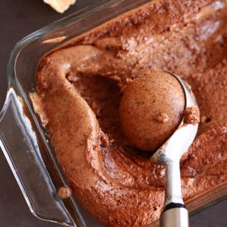 5min Chocolate Nice Cream - A delicious dairy free and sugar ice cream recipe that you can whip up in 5min. Vegan and gluten free, but still creamy and delicious.