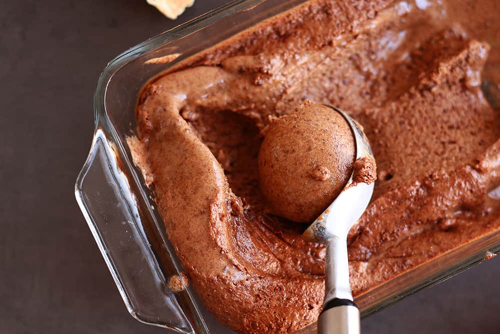 5min Chocolate Nice Cream - A delicious dairy free and sugar ice cream recipe that you can whip up in 5min. Vegan and gluten free, but still creamy and delicious.