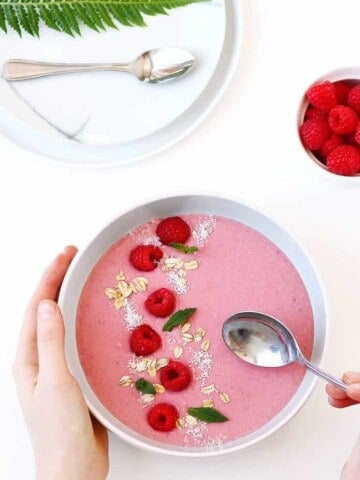 This 5 Ingredient Raspberry Smoothie Bowl is the perfect go to for a breakfast in the go. Packed with antioxidants and made with gluten free oats, banana and other delicious ingredients. A refreshing vegan breakfast.
