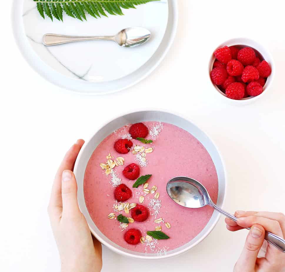 This 5 Ingredient Raspberry Smoothie Bowl is the perfect go to for a breakfast in the go. Packed with antioxidants and made with gluten free oats, banana and other delicious ingredients. A refreshing vegan breakfast.