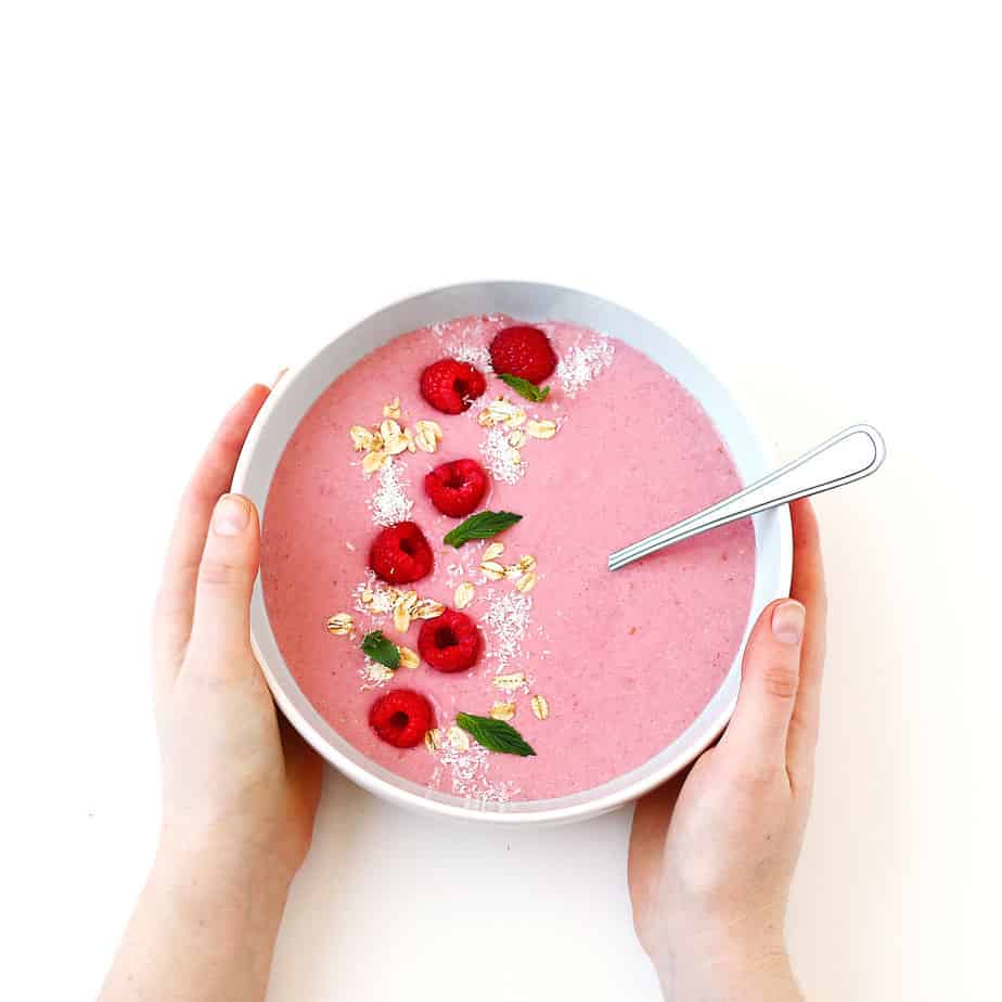 This 5 Ingredient Raspberry Smoothie Bowl is the perfect go to for a breakfast in the go. Packed with antioxidants and made with gluten free oats, banana and other delicious ingredients. A refreshing vegan breakfast.