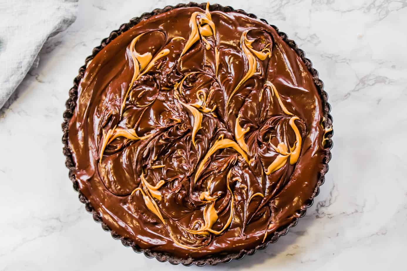 This Vegan Peanut Butter Chocolate Tart is the ultimate no-bake decadence. No one will even know it's vegan! Made with oreos, peanut butter and a little coconut oil and cream! 