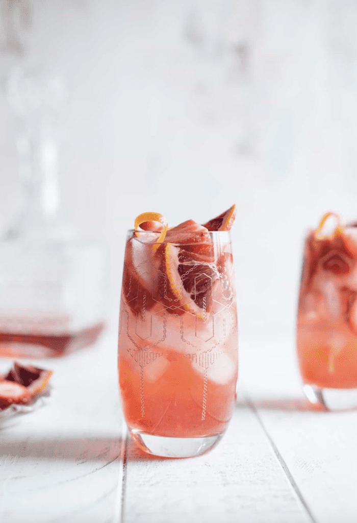 10 must make gin cocktail recipes you can't afford to miss. Everything from your classic gin and tonic to a berry gin cocktail. Your ultimate gin survival kit!