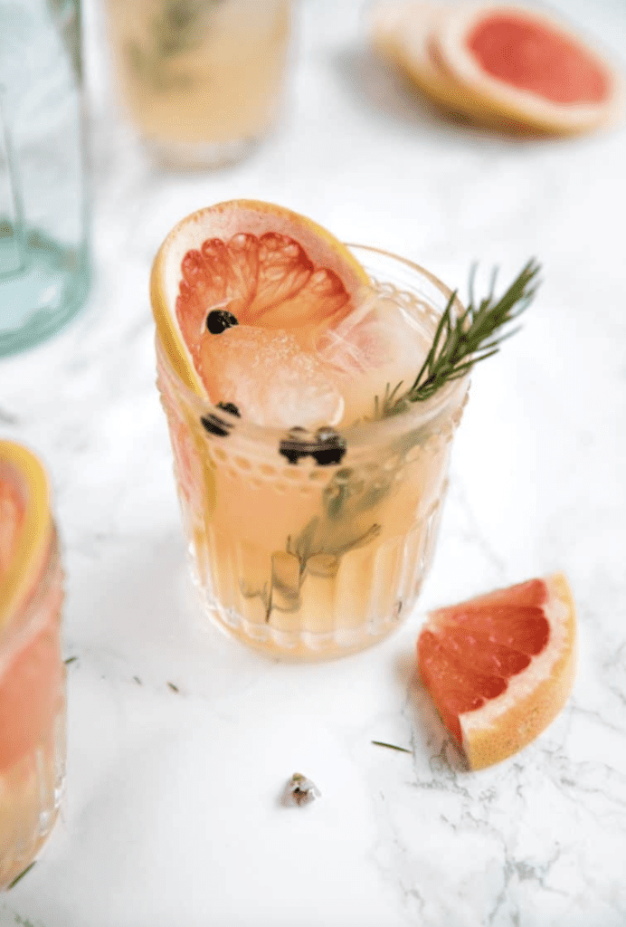 10 must make gin cocktail recipes you can't afford to miss. Everything from your classic gin and tonic to a berry gin cocktail. Your ultimate gin survival kit!