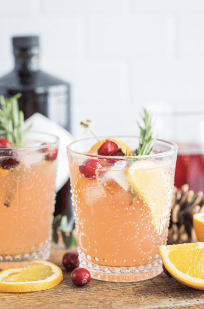 10 must make gin cocktail recipes you can't afford to miss. Everything from your classic gin and tonic to a berry gin cocktail. Your ultimate gin survival kit!