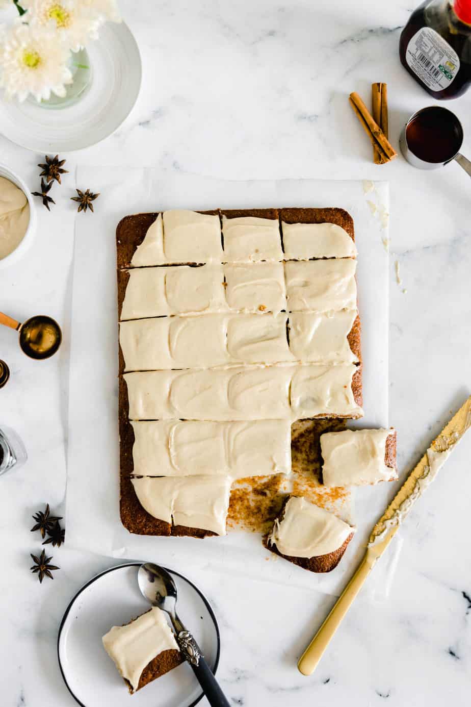 A delicious vegan cake that is so easy to make it is sure to become your favourite pumpkin cake recipe. With the most delicious vegan cream cheese frosting it will wow anyone. This vegan pumpkin spice sheet cake recipe can also be frozen and served at a later stage.