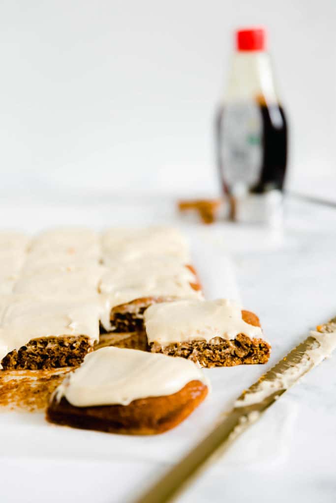 A delicious vegan cake that is so easy to make it is sure to become your favourite pumpkin cake recipe. With the most delicious vegan cream cheese frosting it will wow anyone. This vegan pumpkin spice sheet cake recipe can also be frozen and served at a later stage.