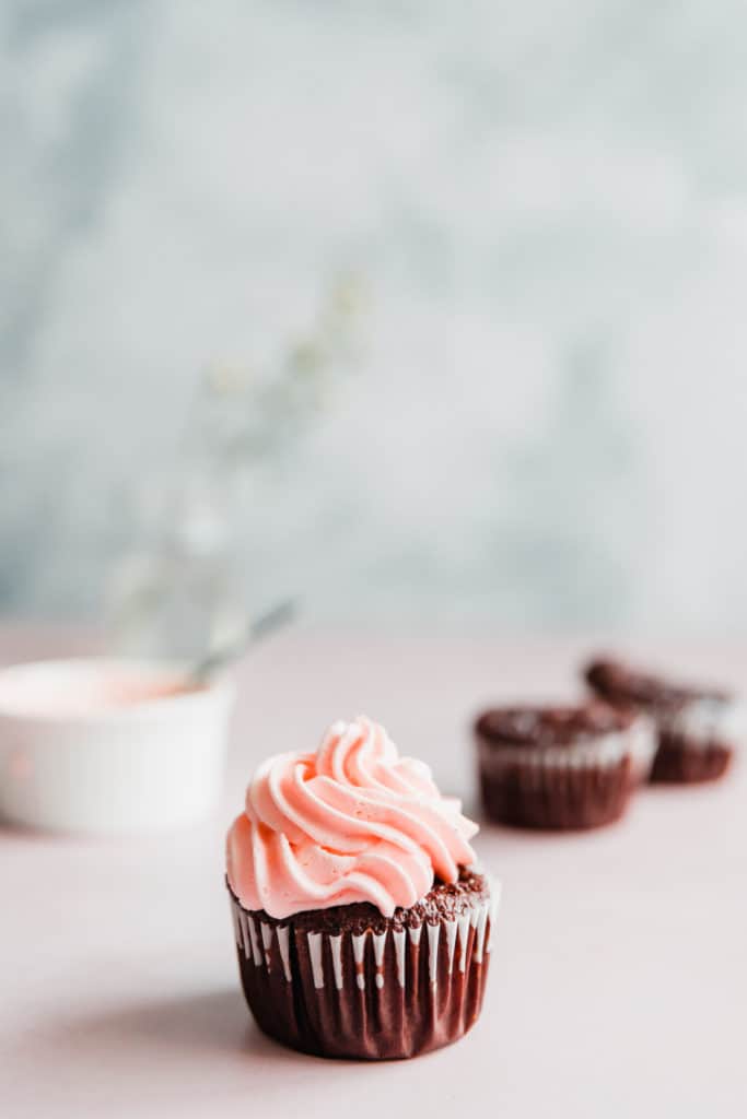 Delicious and easy to make Strawberry Chocolate Cupcakes! These moist and fluffy chocolate cupcakes are topped with delicious cream cheese frosting full of fresh strawberry flavour. Gluten-free option available.