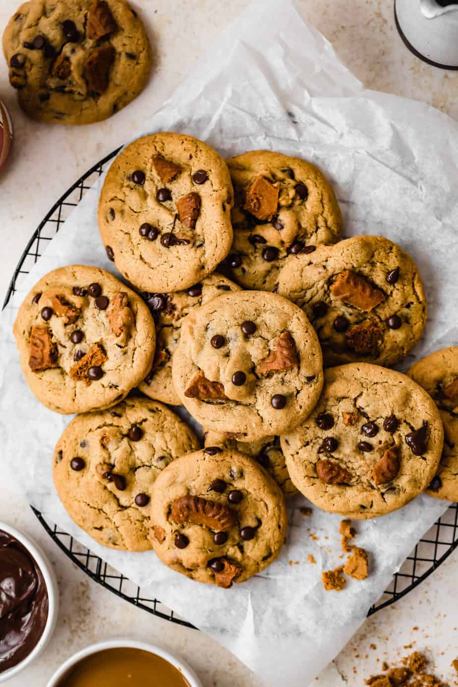 biscoff butter cookies on wire rack with parchment paper