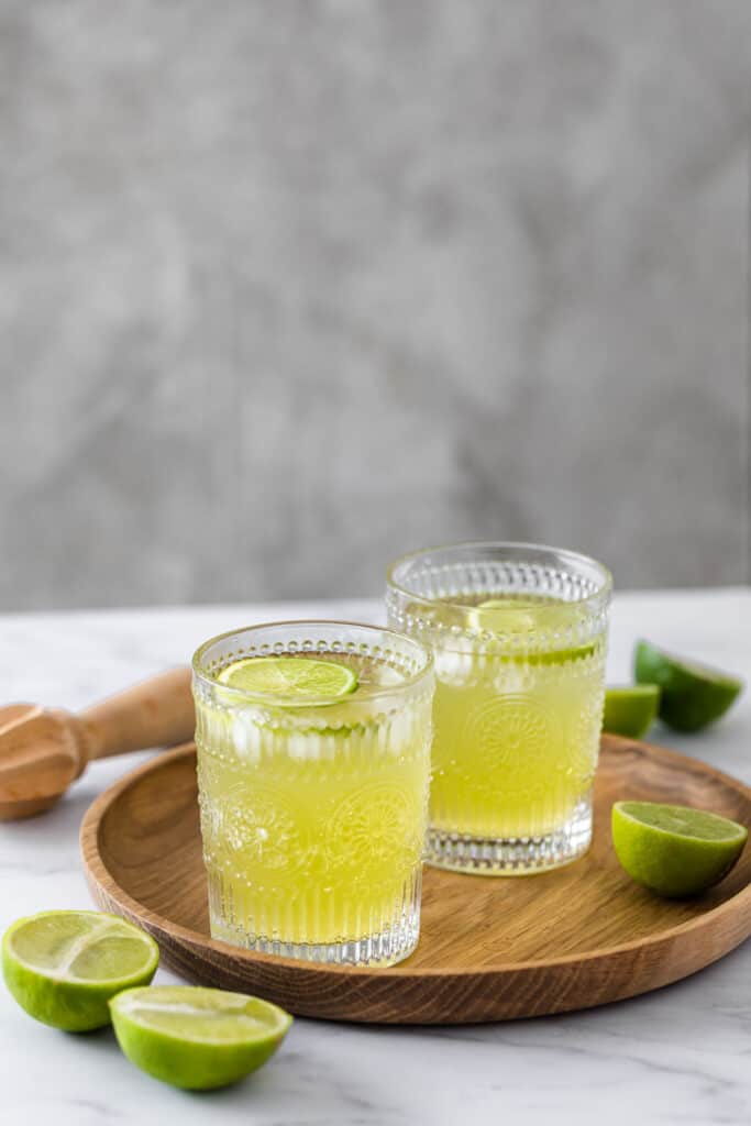 japanese iced tea on grey background with fresh limes