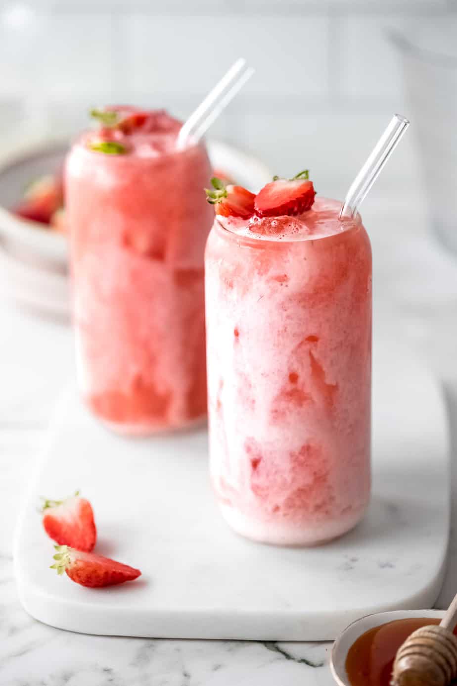 agua de fresa con leche in two tall glasses