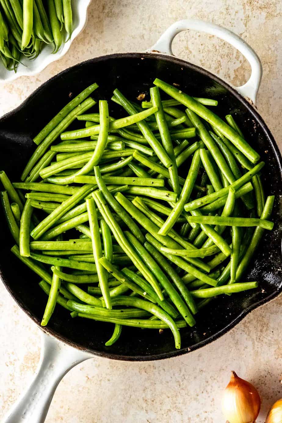 A skillet filled with green beans.