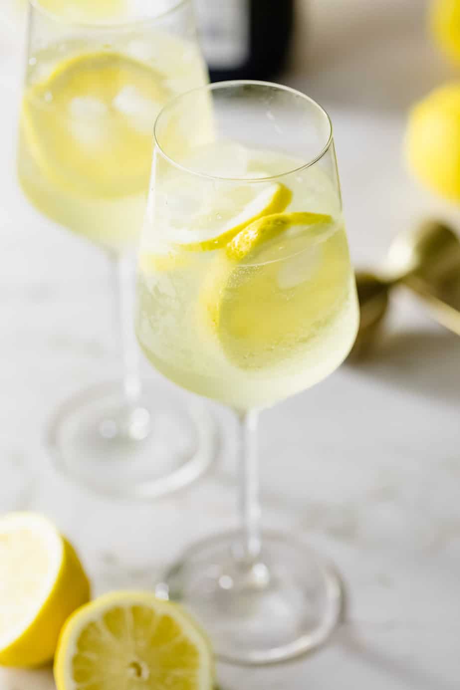Limoncello cocktail with fresh lemon slices