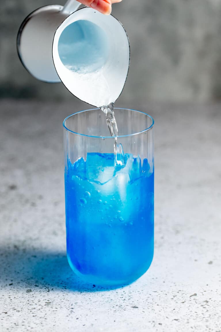 Topping blue drink with soda water