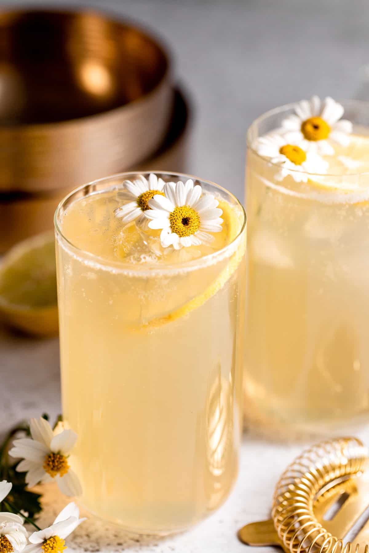 lynchburg lemonade in tall glasses with fresh white flowers